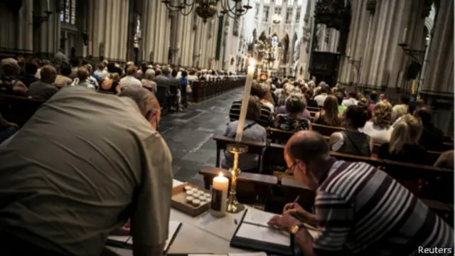 Libro de condolecias en una catedral