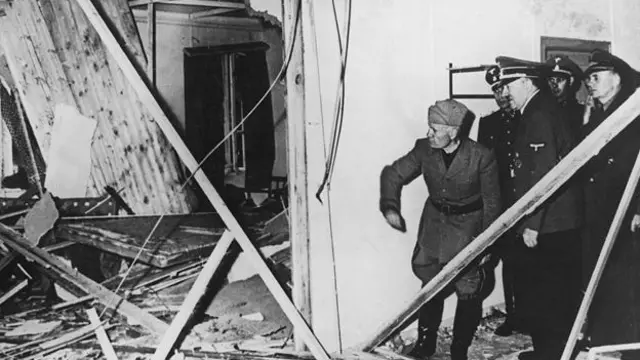 دھماکے کے بعد ہٹلر اور مسولینی نے اس ہال کا جائزہ لیا جہاں بم پھٹا تھا 