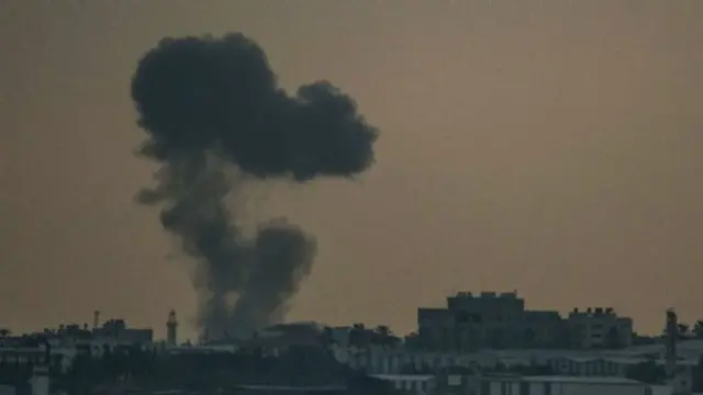 قال سكان غزة إن القصف ليل السبت كان الاشد منذ بدء العملية الاسرائيلية.