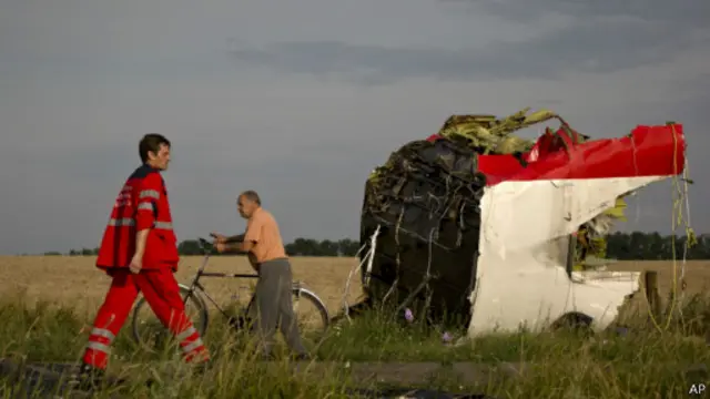 تزايدت الضغوط على الانفصاليين المؤيدين لروسيا للسماح للخبراء بالدخول إلى موقع تحطم الطائرة