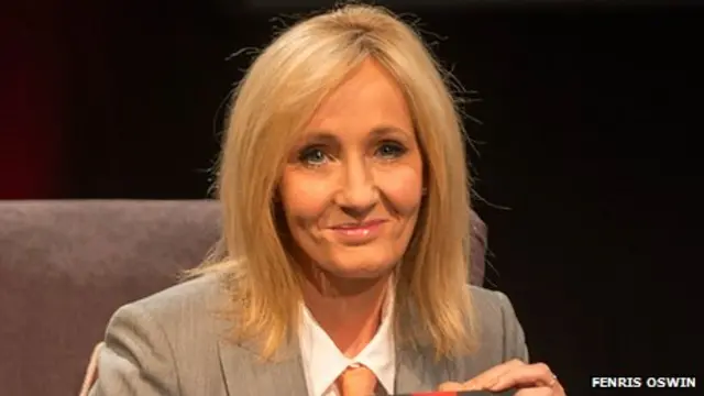 ارتدت رولينغ بذلة رمادية ورابطة عنق زهرين، قالت إنها "بذلة روبرت"