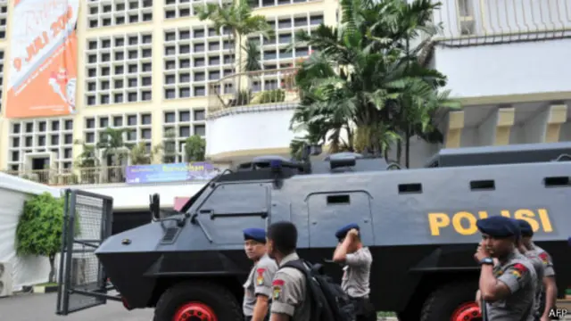 Sedikitnya 50.000 aparat TNI dan polisi dikerahkan untuk mengamankan kantor KPU.