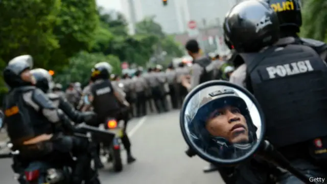 Kapolri meminta agar kubu Prabowo-Jokowi tidak mengerahkan massanya ke KPU.