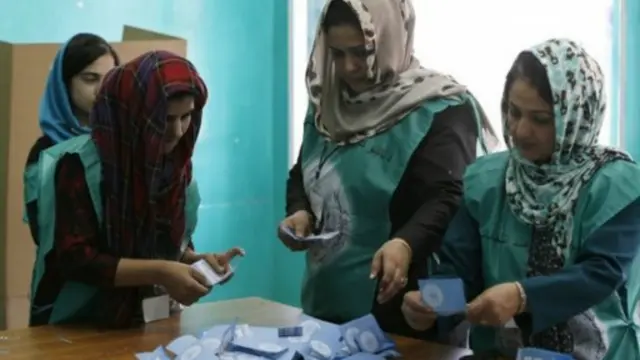 د ټاکنیز بهیر د اوږدېدا له کبله ګڼ شمیر افغانانو خپل کارونه له لاسه ورکړي دي. 