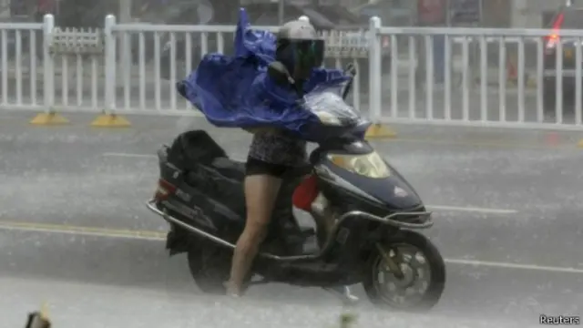 تعطلت المواصلات في العديد من مناطق الصين بسبب الإعصار. 