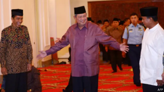 Presiden SBY mempertemukan Jokowi dan Prabowo di acara buka bersama di Istana Negara.