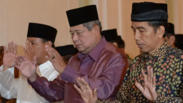 SBY, Jokowi dan Prabowo berdiri berjejer saat sholat Maghrib berjamaah. 