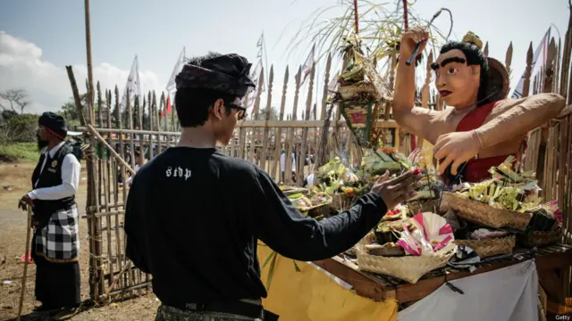 इस धार्मिक आयोजन का उद्देश्य हिंदू देवताओं को फसल की अच्छी पैदावार के लिए संदेश भेजना होता है.