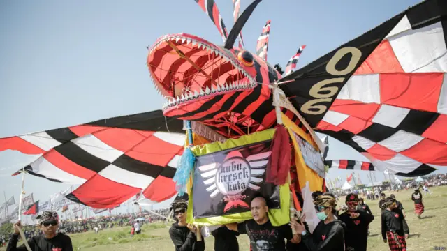 इस तस्वीर में पतंगबाज मछली की आकृति वाली यह पतंग उड़ाने की तैयारी कर रहे हैं.