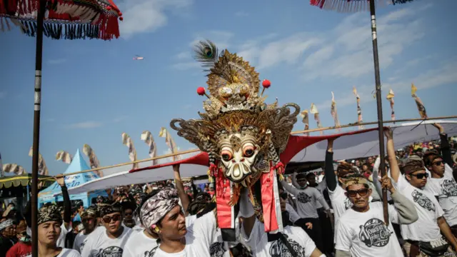 विशाल आकार के इस पारंपरिक पतंग का नाम जनगन है.