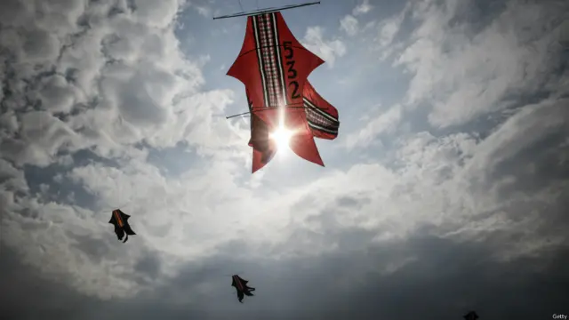 तीन दिन तक चले इस सलाना उत्सव में करीब 1,322 पतंग आसमान में करतब करती नज़र आईं.