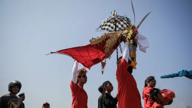 उत्सव के दौरान विभिन्न प्रकार की आकृति वाली पारंपरिक पतंगें उड़ाई गईं.