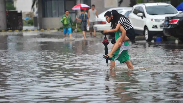 جنوبی چین میں گذشتہ چار دہائیوں میں آنے والے شدید ترین طوفان میں چین میں اٹھارہ اور فلپائین میں چورانے افراد ہلاک ہو گئے ہیں۔