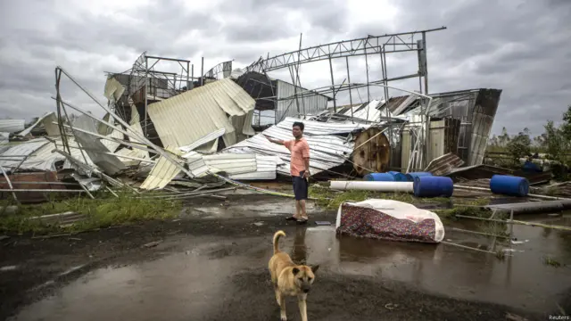 اس طوفان سے ایک وسیع علاقے میں تباہی پھیلی ہے اور بہت سی عمارتیں منہدم ہو گئیں۔