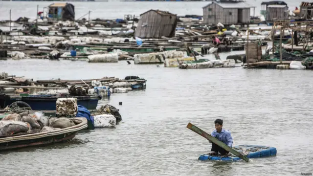 طوفان کے ساتھ تیز بارشیوں کی وجہ سے نشیبی علاقے زیر آب گئے اور کئی جگہوں پر لوگوں کو اپنے گھروں تک پہنچنے کے لیے کشتوں کا سہارا لینا پڑا۔