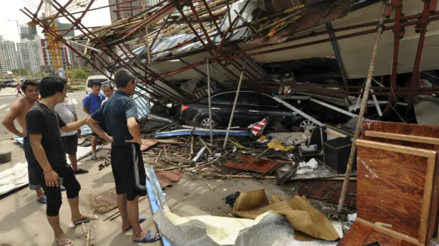 کئی جہگوں پر گاڑیاں طوفان سے گرنے والی عمارتوں کے نیچے دب کر تباہ ہو گئیں۔