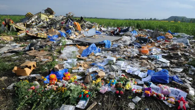  乌克兰东部MH17空难现场，民众献上鲜花和玩具悼念遇难的298名乘客和机组人员。