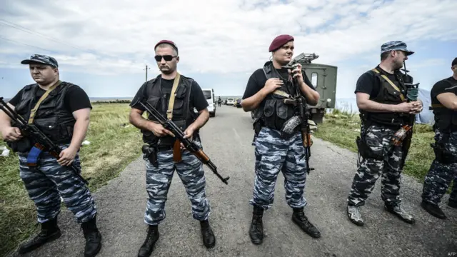 亲俄罗斯的武装分离人士把守通往空难现场的道路。