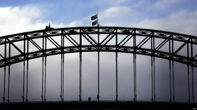 澳大利亚国旗和新南威尔士旗在悉尼海湾大桥上降半旗致哀，悼念Mh17遇难者。