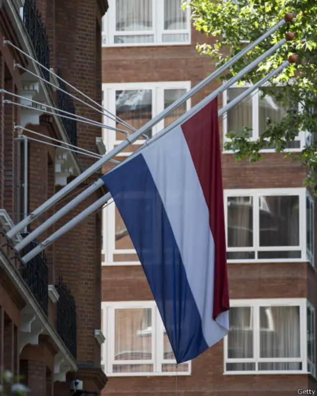 伦敦荷兰大使馆外的国旗降半旗致哀。