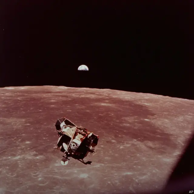 Səyyar modul, missiyasını başa vurub Ayın üzərindən qalxaraq Apollo-11 üçün yaxınlaşır. Gəmiyə birləşəndən sonra pilotlu Ay missiyası yerə qayıdacaq.