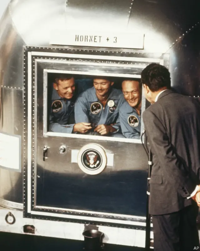 Apollo-11 gəmsində Yerə enmiş astronavtları prezident Richard Nixon salamlayır.