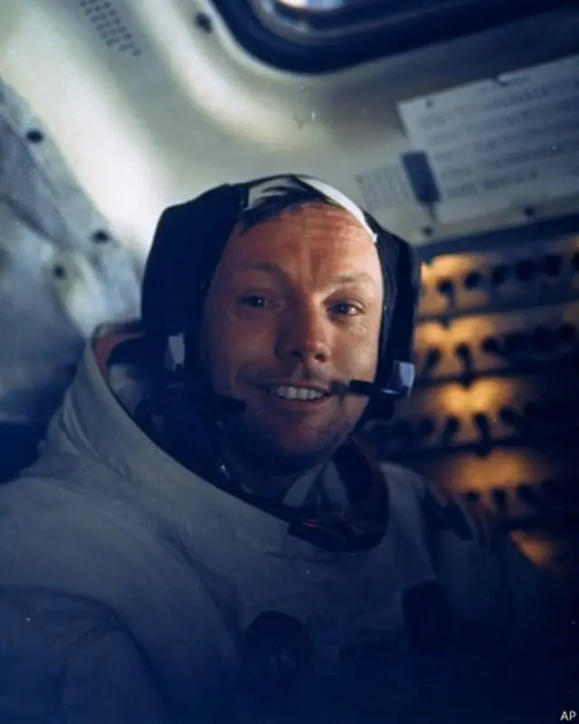 Apollo-11 gəmisinin komandiri Neil A. Armstrong, Ayın səthinə enmiş gəminin işərisində.