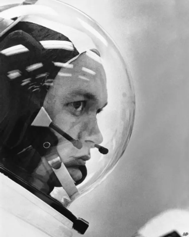 3-cü astronavt Michael Collins Apollo-11 gəmisinin idarəedici modulunda qalıb astronavtların Aya çıxması prossesini əlaqələndirdiyindən həmkarlarının Ay gəzişinə qoşula bilməyib.