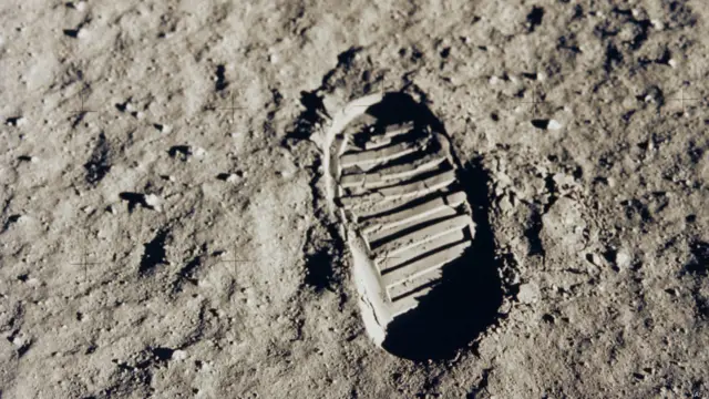 1964-cü il iyulun 20-də Apollo-11 kosmik gəmisinin səyyar modulu ay səthinə eniş etdi, səhərisi gün isə astronavt Neil Armstrong Aya ayaq basan ilk insan oldu.