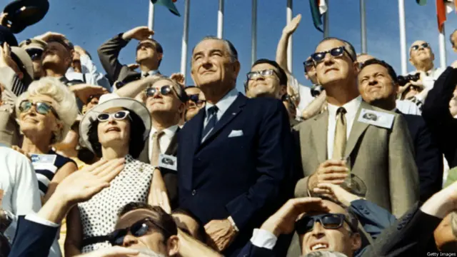 Vitse-prezident Spiro Agnew və keçmiş prezident Lyndon Johnson Apollo-11 gəmisinin kosmosa qalxdığı Kennedy kosmik mərkəzindən izləyirlər.