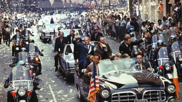 Apollo-11 kosmik gəmisi iyulun 24-də Sakit Okean üzərinə eniş etdi. ABŞ-da astronavtlara milli qəhramanlara layiq səviyyədə qarşılanma mərasimi təşkil olundu.