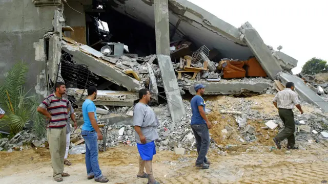 مردم و نیروهای امداد در لابهلای خرابهها دنبال اجساد میگردند