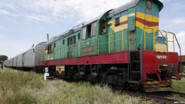 Kereta dengan gerbong terkunci, menyebarkan bau mayat