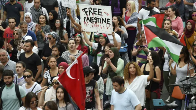 ہالینڈ کے شہر ایمسٹرڈیم میں لوگوں کی بڑی تعداد نے اسرائیل کی غزہ میں فوجی کارروائی کی مخالفت میں جلوس نکالا۔ غزہ پر گذشتہ کئی دن سے جاری اسرائیلی گولہ باری انتہائی شدید ہو گئی ہے اور اطلاعات کے مطابق اتوار کو وہاں کم از کم 87 افراد مارے گئے۔