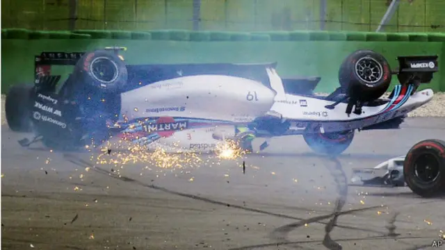 Mobil Felipe Massa jungkir balik