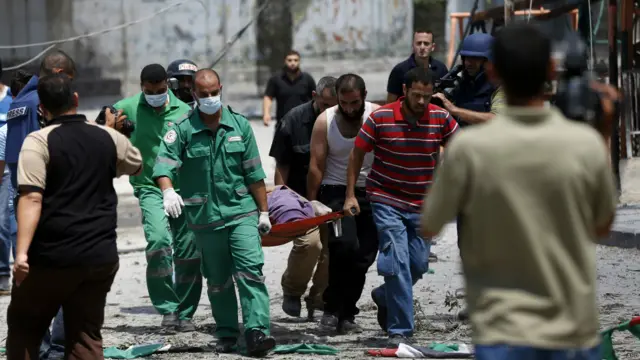 Centenas de palestinos já deixaram suas casas por causa do conflito, buscando refúgio em abrigos da ONU. (Crédito: AFP)