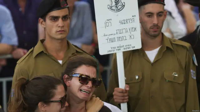 Familiares do soldado israelense Amotz Greenberg, morto em combate na cidade central de Hod Hasharon, choram em seu enterro. (Crédito: Reuters)
