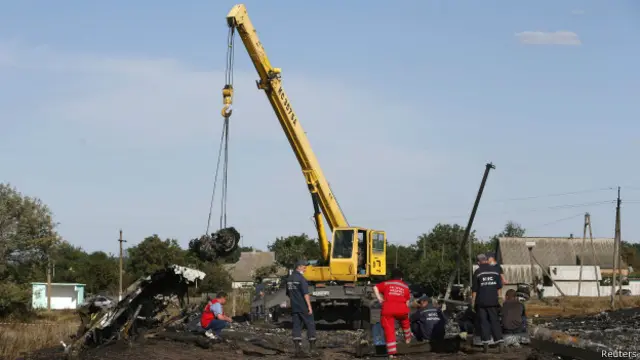 Обломки самолета поднимали краном в поисках новых тел