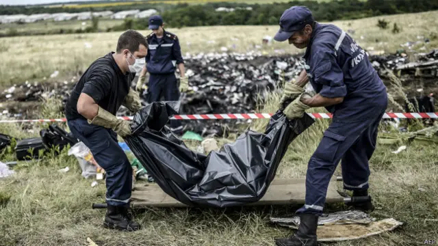 Спасатели выносят тела с места крушения "Боинга"
