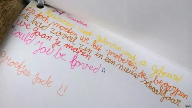 Alunos escrevem mensagem à professora morta em queda de avião na Ucrânia | Crédito: BBC