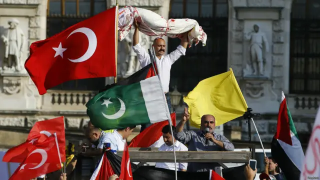 ۔۔۔ جن میں پاکستانی پرچم بھی شامل تھا۔