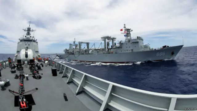 「環太平洋-2014」軍演上綜合補給艦千島湖艦(右)為海口艦進行液貨補給(新華社圖片12/7/2014)