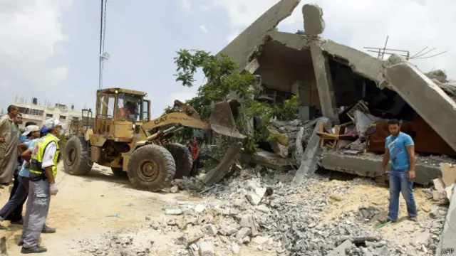 Расчистка завалов после обстрела в Газе