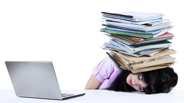 Женщина, погребенная под бумагами