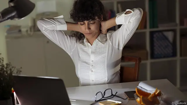 Женщина с болью в шее