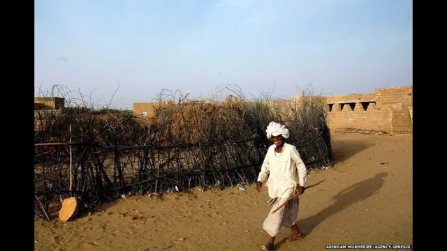 பிஷ்நொய் இனத்தார் இந்தியாவின் பழங்குடியினத்தவர்களில் ஒரு பிரிவினர். மரங்களை பாதுகாக்க வேண்டும், எல்லா உயிர்களிடத்தும் பரிவு காட்ட வேண்டும் என்ற வாழ்க்கை தத்துவத்தை கொண்டவர்கள் இவர்கள். ராஜஸ்தானில் தார் பாலைவனப் பகுதியில் இவர்கள் வாழ்கின்றனர். அவர்களின் வாழ்க்கையை அரிந்தம் முகர்ஜி என்ற புகைப்படக் கலைஞர் படம் பிடித்துள்ளார்.
