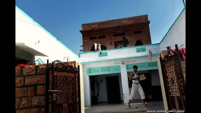 இந்தியாவின் "பூர்வீக" இயற்கை பாதுகாவலர்கள் என்று பிஷ்நொய்களைச் சொல்லலாம். ஜாம்பாஜி என்ற குரு சுமார் ஐநூறு ஆண்டுகளுக்கு முன்னர் பரப்பிய நம்பிக்கையை பிஷ்நொய்கள் பின்பற்றுகிறார்கள்.