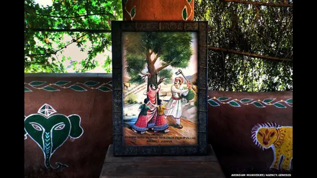 சுற்றுச்சூழல் பாதுகாப்பு பற்றிய கல்விபூர்வமான விழிப்புணர்வு வருவதற்கு முன்பே அக்கொள்கையை தமது வாழ்க்கை முறையில் கடைப்பிடித்து வருபவர்கள் இவர்கள். 1730 ஆம் ஆண்டு மன்னர் ஒருவர் அரண்மனை கட்டுவதற்காக மரங்களை வெட்ட முயன்றபோது அவற்றைப் பாதுகாக்க வேண்டுமென்பதற்காக உயிர்விட்ட பிஷ்நொய்களின் கதை அங்குள்ள உணவகம் ஒன்றில் படமாக உள்ளது.