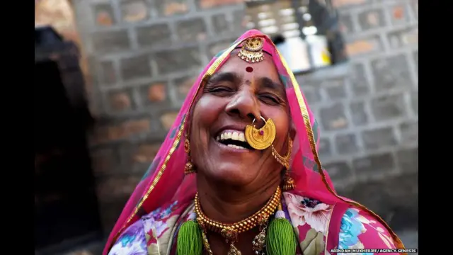 ஆனால் இவ்வின பெண்கள் தங்கத்தை அதிகம் விரும்புகின்றனர். தங்கம் வைத்திருப்பதை முதலீடாகவும், அந்தஸ்தாகவும் இவர்கள் பார்க்கின்றனர்.