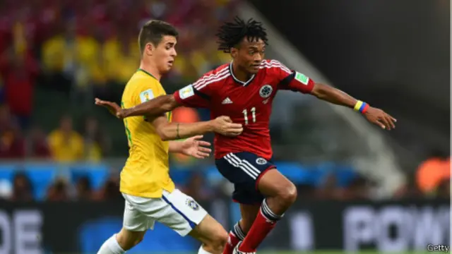 佛罗伦萨26岁的哥伦比亚中场夸德拉多（右）